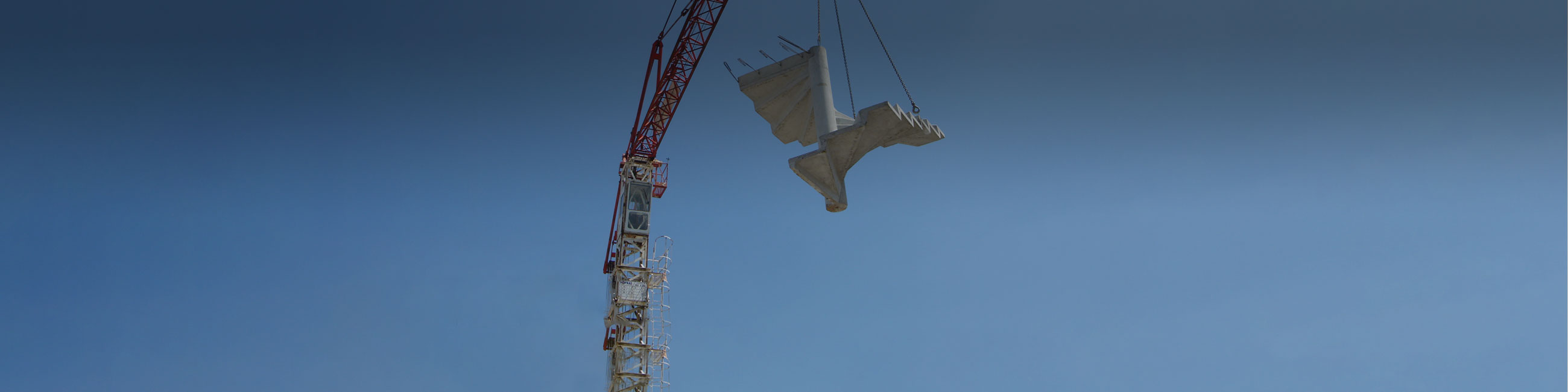 pose d'escalier en béton préfabriqué avec une grue de chantier DBTP