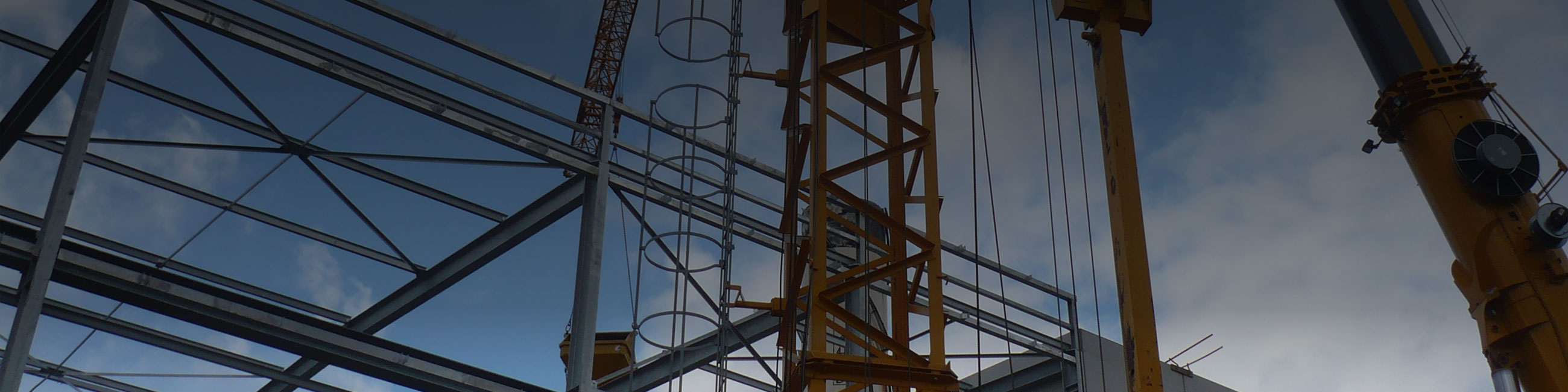 Construction d'un bâtiment industriel avec une structure métallique 